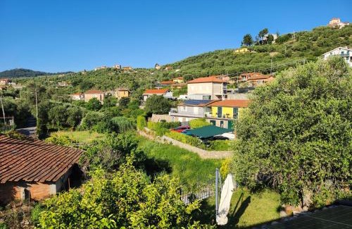Costa dʼOneglia Apartment | Appartamento in villa cristina con piscina,