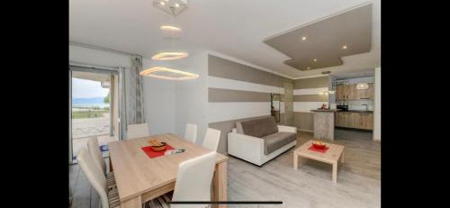 San Benedetto di Lugana Apartment | APPARTAMENTO INCANTEVOLE CON VISTA LAGO E SERVIZI