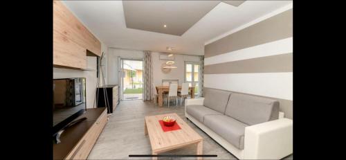 San Benedetto di Lugana Apartment | APPARTAMENTO INCANTEVOLE CON VISTA LAGO E SERVIZI