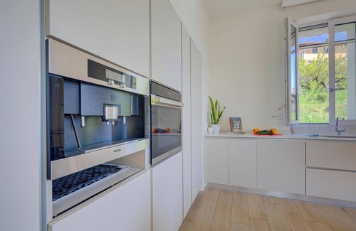 Taino Apartment | Appartamento Vista Rosa, Taino, Italy