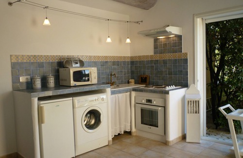 Robion House | Appartem. air-conditioned 60 m² at the foot of the Luberon & breathtaking view of the well-kept garden