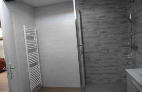 Saint-Martin-Belle-Roche Apartment | Appartement dans maison en pierre proche sortie autoroute A6