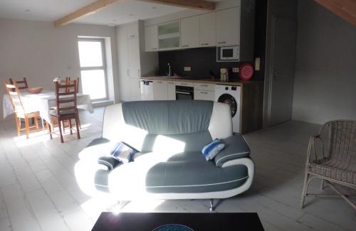 Saint-Martin-Belle-Roche Apartment | Appartement dans maison en pierre proche sortie autoroute A6
