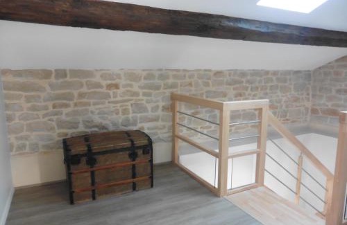 Saint-Martin-Belle-Roche Apartment | Appartement dans maison en pierre proche sortie autoroute A6