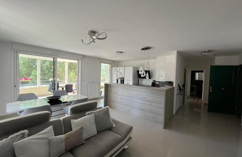 Charbonnieres-les-Bains Apartment | Appartement entièrement équipé