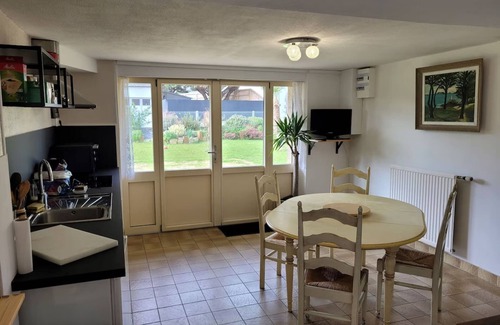 Saint-Lunaire Apartment | Appartement à 80 Mètres de la Mer, Chez L'habitant, en Rez-de-jardin