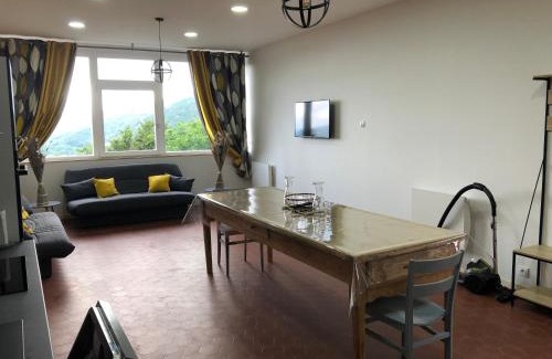 Saint-Jacques-des-Blats Apartment | appartement 10 couchages le lioran bord rando/ski