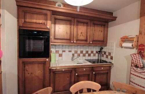 Les Carroz-d'Araches Apartment | Appartement 3 pièces cabine, 6 pers, face au spa et au ski bus, proche pistes et commodités - FR-1-572-45