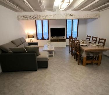 Selles-sur-Cher Apartment | Appartement 6-8 personnes, gîte, climatisé, classé 3 étoiles, proche du zoo de Beauval et des châteaux de la Loire