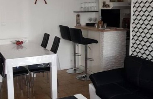 Bernieres-sur-Mer Apartment | Appartement Accès Direct Mer, Jardin , Véranda, Place DE Parking , Tout Confort