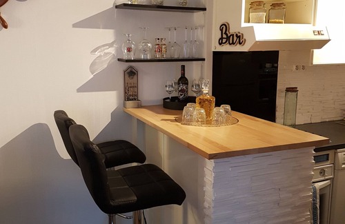 Bernieres-sur-Mer Apartment | Appartement Accès Direct Mer, Jardin , Véranda, Place DE Parking , Tout Confort