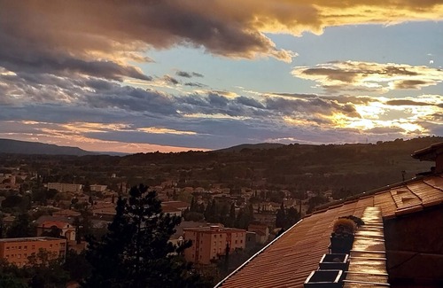 Nyons Apartment | Appartement Avec une Grande Terrasse et une vue sur la Montagne à Nyons