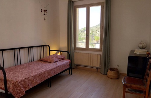 Nyons Apartment | Appartement Avec une Grande Terrasse et une vue sur la Montagne à Nyons