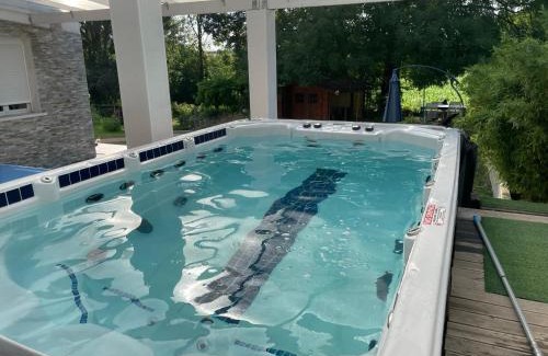 Les Aix-d'Angillon Apartment | Appartement bien-être avec jardin, jacuzzi, sauna & massage entre Bourges et Sancerre