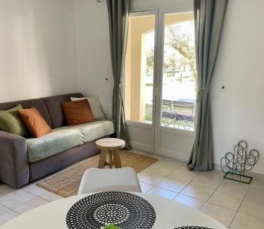 Paradou Apartment | Appartement Climatisé Terrasse et Piscine Le Baptistou