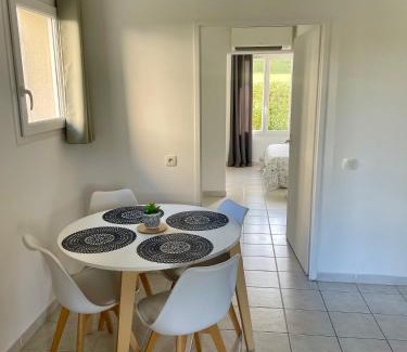 Paradou Apartment | Appartement Climatisé Terrasse et Piscine Le Baptistou