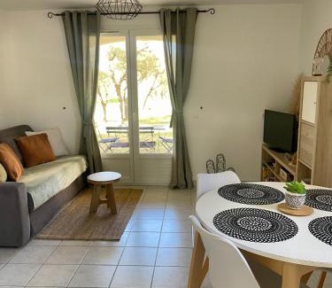 Paradou Apartment | Appartement Climatisé Terrasse et Piscine Le Baptistou