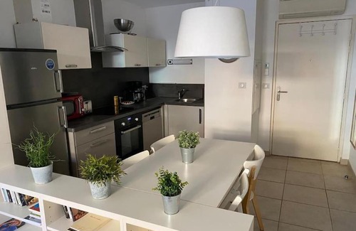 Porquerolles Apartment | Appartement climatisé 50m2 centre du village