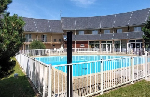 Saint-Gatien-des-Bois Apartment | Appartement Cosy 5 Mins Honfleur Piscine Terrasse