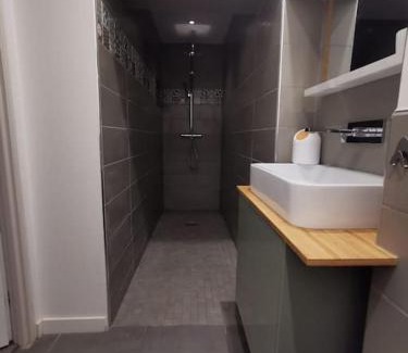 Les Beaux-Arts Apartment | Appartement cosy aux Beaux-arts