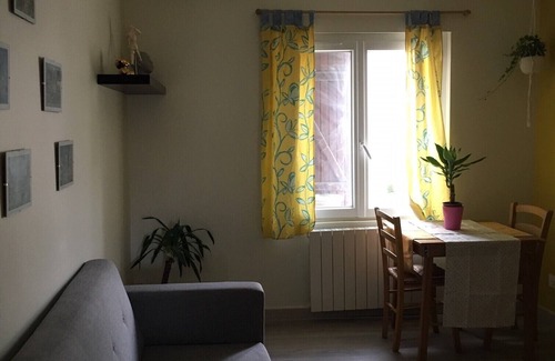 Stains Apartment | Appartement Cosy Bien Situé. Maison Jaune