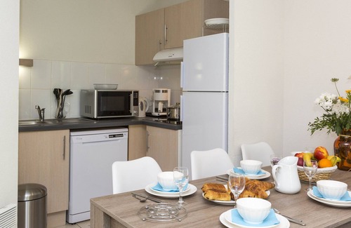 Le Tronchet Condo | Appartement Cosy Equipée | Accès Piscine