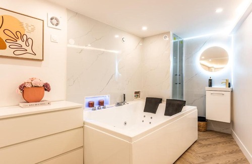 Pere Lachaise Apartment | Appartement d'exception avec Jacuzzi et AC - 6P