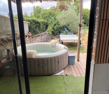 Carmaux Apartment | Appartement Darna - NETFLIX - WIFI - Terrasse avec jacuzzi