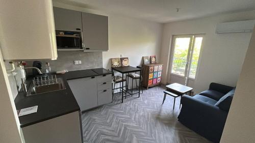 Alba-la-Romaine Apartment | Appartement en cœur de village au pied du château avec 2 balcons