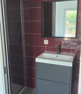 Alba-la-Romaine Apartment | Appartement en cœur de village au pied du château avec 2 balcons