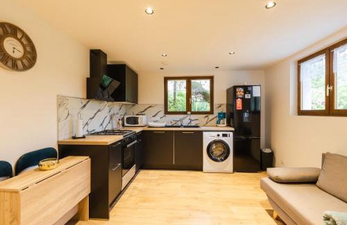 Ugine Apartment | Appartement en rez-de-chaussée avec vues sur les montagnes