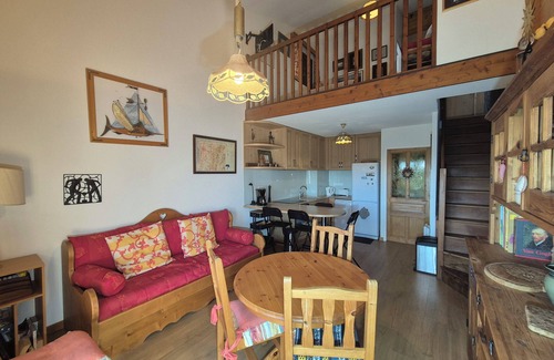 Pugny-Chatenod Apartment | Appartement familial au Revard, vue sur le jardin d'enfant et pistes
