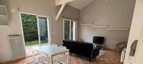 Saint-Bonnet-de-Mure Apartment | Appartement jardin 4 couchages proche aéroport Groupama stadium eurexpo
