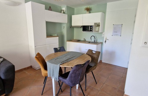 Saumane-de-Vaucluse Apartment | Appartement AU Domaine DU Golf DE L'isle SUR LA Sorgue