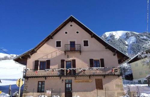 Saint-Jean-d'Arves Apartment | appartement gentiane 4personnes dans gite "la maison d'augustin" classé 3 étoiles,la tour,73530 st jean d'arves