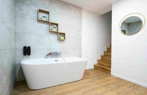 Francheville Le Bas Apartment | Appartement jacuzzi hammam