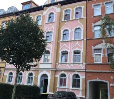Andreasvorstadt Apartment | Appartement like complete Suite with Terrasse, very close to centre, beautiful, superquiet, parking !
