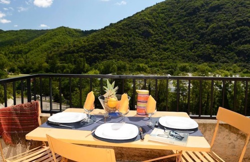 Avene Condo | Appartement Lumineux avec Balcon/Terrasse