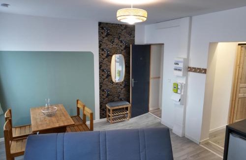 Valenciennes Apartment | Appartement lumineux de ville avec 2 places de parking privées intérieur
