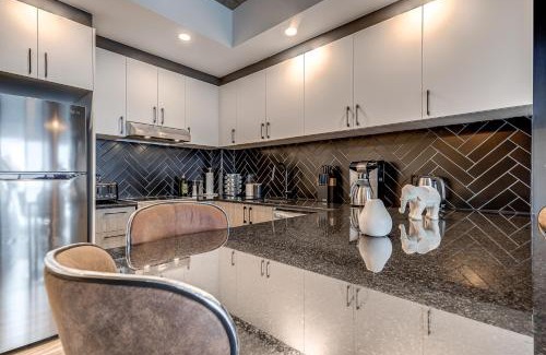 Vieux-Quebec-Cap-Blanc-colline Parlementaire House | Appartement Luxe, Incredible Sunset View, Pool, Parking, Near Old Québec