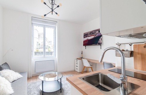 Yves Farge - Le Fleuve Apartment | Appartement Macé - Welkeys