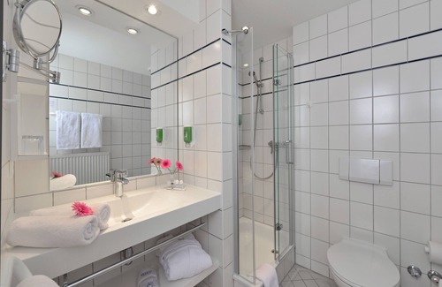 Bramsche Apartment | Appartement mit Südbalkon, Klimaanlage und Schwimmbad + Sauna im Haus
