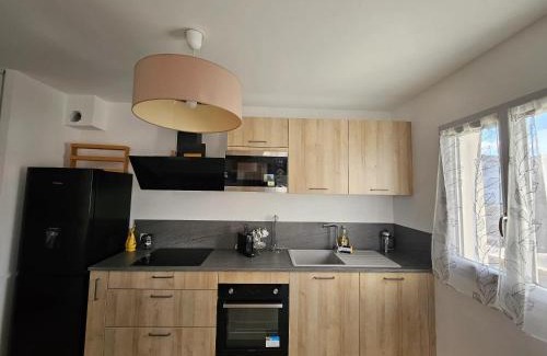 Lucciana Apartment | Appartement moderne à Lucciana avec terrasse ensoleillée.