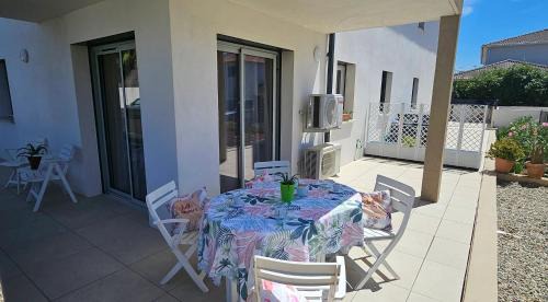 Lucciana Apartment | Appartement moderne à Lucciana avec terrasse ensoleillée.
