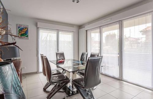 Anglet Apartment | Appartement moderne avec terrasse - entre ville et plage, 3 chambres et parking à Anglet - FR-1-3-583