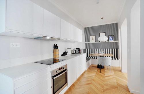 8th Arrondissement Apartment | Appartement Moderne Champs-Elysées - Saint Honoré