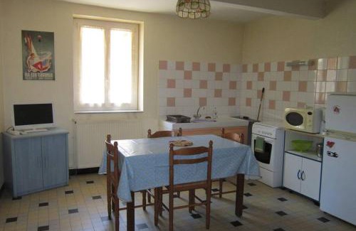 Savignac-les-Ormeaux Apartment | Appartement RDC maison de village