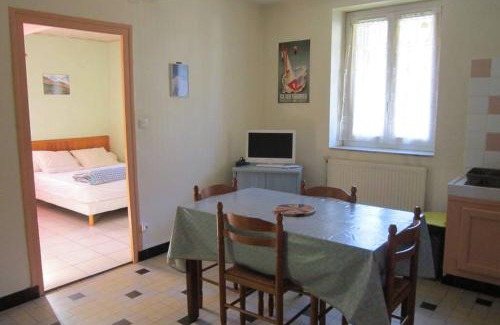 Savignac-les-Ormeaux Apartment | Appartement RDC maison de village