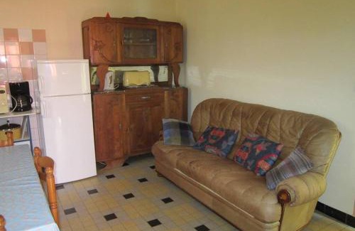 Savignac-les-Ormeaux Apartment | Appartement RDC maison de village