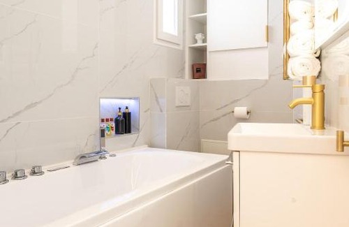 Pere Lachaise Apartment | Appartement Raffiné avec Jacuzzi et AC - 6P